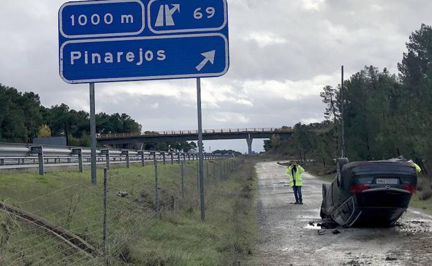 Un coche se sale de la Autovía de Pinares y el conductor resulta ileso